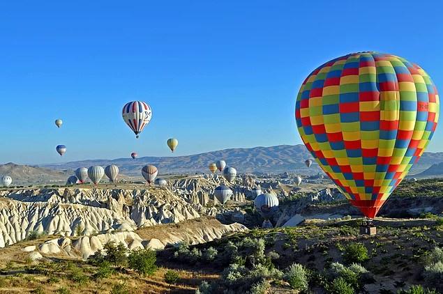 <p><strong>Kapadokya’yı balonla keşfedin</strong><br />
<br />
Şu manzara bile süper değil mi? 60 milyon yıl önce; Erciyes, Hasandağı ve Güllüdağ’ın püskürttüğü lav ve küllerin oluşturduğu yumuşak tabakaların milyonlarca yıl boyunca yağmur ve rüzgar tarafından aşındırılmasıyla ortaya çıkan bölge, aynı zamanda UNESCO Dünya Miras Listesi'nde yer alıyor.</p>

<p> </p>
