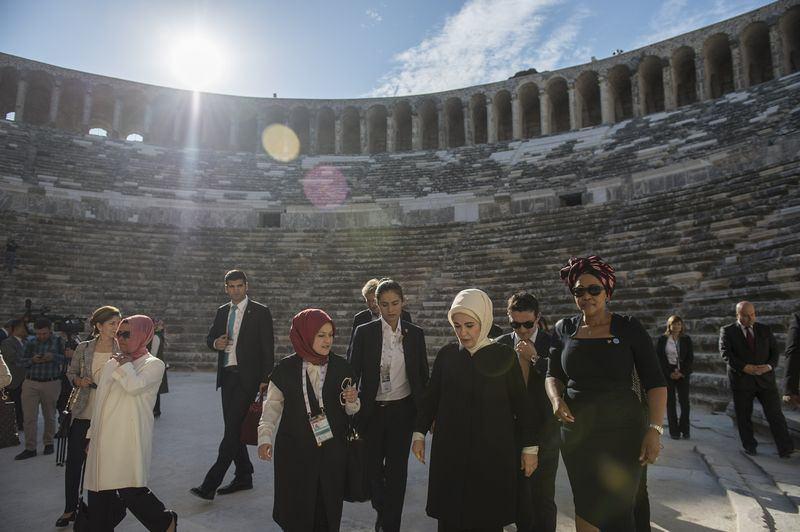 <p>Konser sırasında liderlerin eşlerine çay ikramı yapıldı. Konserin ardından liderlerin eşleri fotoğraf çektirdi. Geziye katılan ve tek erkek olan IMF Başkanı Christine Lagarde’nin eşi Xavier Ciocanti büyük ilgi gördü. Basın mensuplarına açıklamalarda bulunan Emine Erdoğan, “Tek Beyefendi aramızda. İyi davranın. Pozitif ayrımcılık. Örnek model” dedi. </p>