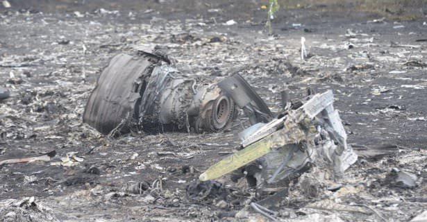 <p>Uçağın parçalanan gövdesi bir köyün çok yakınına düşerken diğer parçalar ve onlarca ceset 4 kilometrekarelik alana yayılmış durumda. </p>
