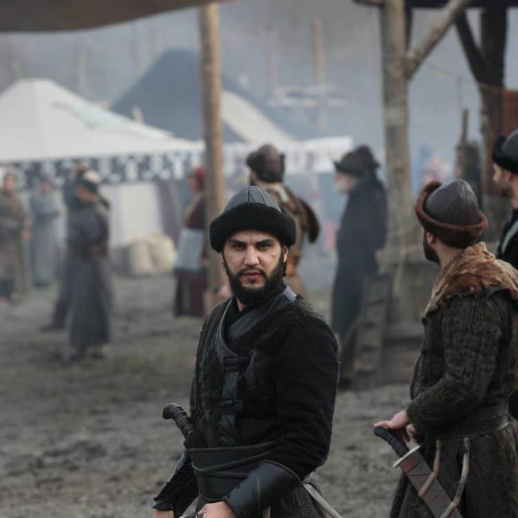 <p>Atiba ise Diriliş Ertuğrul'da kritik görevleri başarıyla yerine getiren ve Aliyar Bey'in zor zamanlarında hep yanında olan Kutluca'ya Beşiktaş ile olan ilişkilerine bakarsak en uygun isim olma özelliğine sahip.</p>
<p> </p>