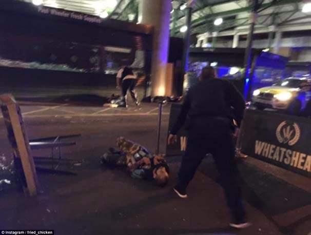 <p>İngiltere'de başkent Londra'nın merkezindeki Londra Köprüsü ve Borough Pazarı'ndaki saldırılarda 6 kişi hayatını kaybetti, en az kişi yaralandı. İngiliz polisi görüntülere yansıyan3 saldırganın vurularak öldürüldüğünü duyurdu.</p>
