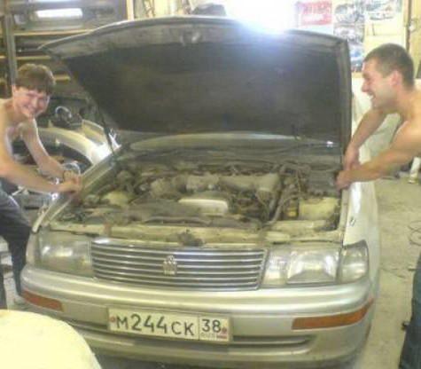 <p>Rusya'da iki girişimci hurda halindeki bir arabayı sökerek oldukça güzel bir model haline getirdi.</p>
