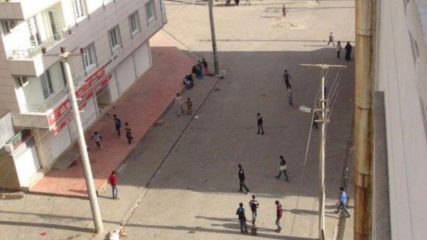 <p>Mardin'in Nusaybin ilçesinde PKK'lı teröristlerce kazılan hendeklerin kapatılması ve barikatların kaldırılması için ilan edilen sokağa çıkma yasağı 7'nci gününe girerken, ilçenin bir çok mahallesinde elektrik ve sular kesik.</p>
<p> </p>