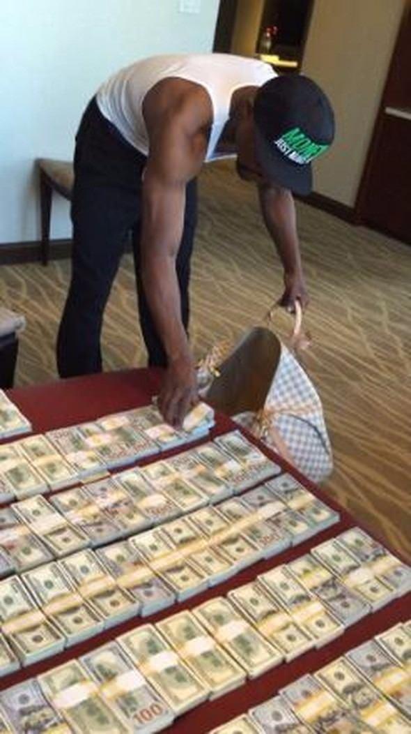 <p>Floyd Mayweather eğlenmek için dışarı çıkarken yanına çanta dolusu para alıyor.</p>

<p> </p>
