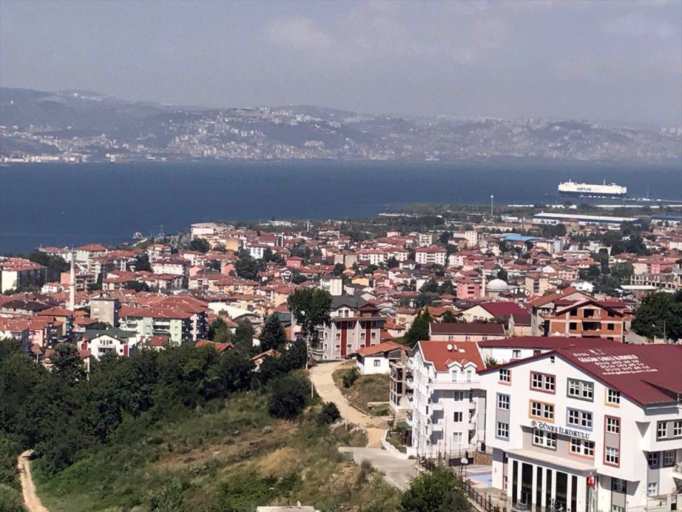 <p>Dünya Bankası kredileriyle Gölcük'te ilk etapla 4 bin 500 konut yapıldığını, esnaf ve vatandaşların depremde yıkılan 3 bin civarında iş yerinin yeniden yapılarak hak sahiplerine teslim edildiğini kaydeden Ellibeş, "TOKİ ilk etapta 865 konutluk proje gerçekleştirdi. Bugün itibarıyla konut atağı hızla devam ediyor. Kentsel dönüşüm süreci kapsamında TOKİ tarafından 541 konutluk ihale yapıldı ve inşaatı başladı." şeklinde konuştu. </p>