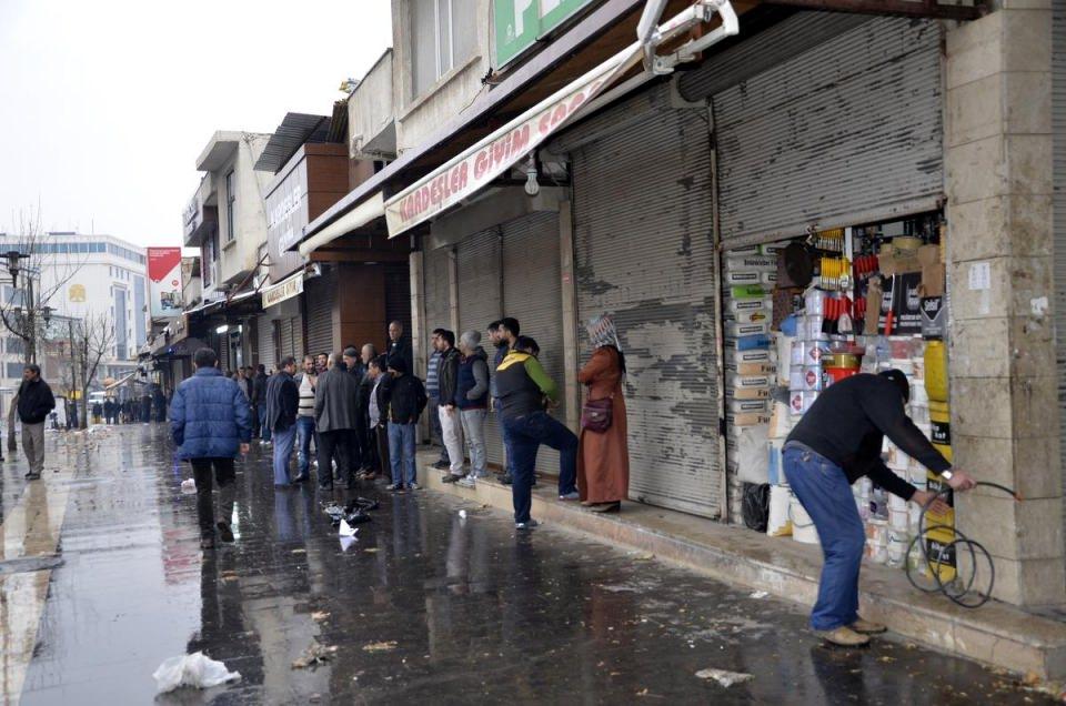 <p><strong>İlçeye giriş çıkış kontrollü sağlanıyor</strong></p>
<p>Vatandaşlar, güvenlik noktalarında üst araması ve kimlik kontrolü yapıldıktan sonra ilçeden ayrılıyor.</p>