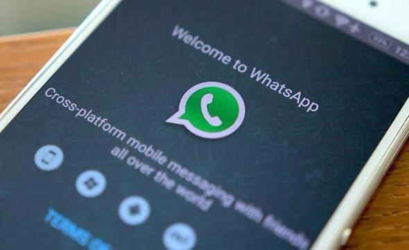 <p>WhatsApp'ta çok fazla emoji var, evet. Bazen doğru anda doğru emoji'yi bulmak çok zor olabiliyor. Artık istediğiniz emoji'yi kelime kullanarak aramanız mümkün olacak.</p>