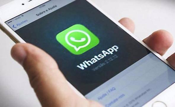 <p>WhatsApp her geçen gün kullanıcılarına daha fazla özellik sunmaya devam ediyor. En son "emoji arama" özelliğiyle emojilere hızlı erişim imkanı sağlayan platform, Gece modu adı verilen özellikle daha koyu tonlarda bir uygulama deneyimi sunacak.</p>
