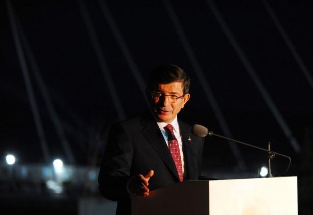 <p>Başbakan Davutoğlu, Yavuz Sultan Selim K&ouml;pr&uuml;s&uuml; iş&ccedil;ileriyle inşaat alanında bir araya geldiği iftarda, bu akşamki iftarın &ouml;zel bir anlam taşıdığını s&ouml;yledi.</p>
