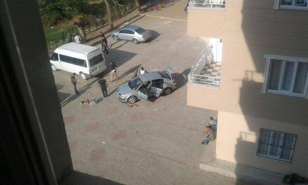<p>Sitenin bahçesindeki otomobillerine binmeye hazırlanan uzman çavuşlar Uçan ve Topçuoğlu'na, bir anda ortaya çıkan yüzleri maskeli PKK'lı teröristler otomatik silahlarla ateş açtı.</p>