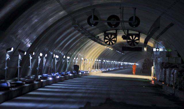 <p>Milliyet'in haberine göre Tünelde kaza ve patlama gibi acil durumlarda her 200 metrede bir sığınma odaları bulunacak. Tehlike anında odalara giren yolcular, gaz ve dumandan etkilenmeyerek tahliye merdivenleriyle alt ve üst bölümlere geçecek.</p>
<p> </p>