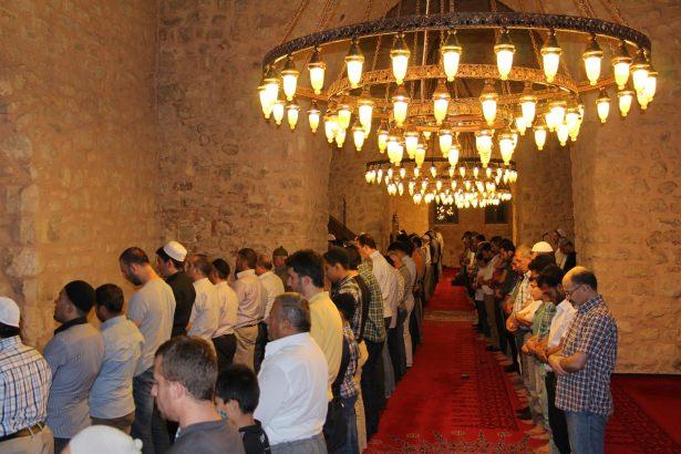<p>Ramazan ayının gelmesiyle birlikte Müslümanlar ilk teravih namazı için camilere akın etti.</p>
