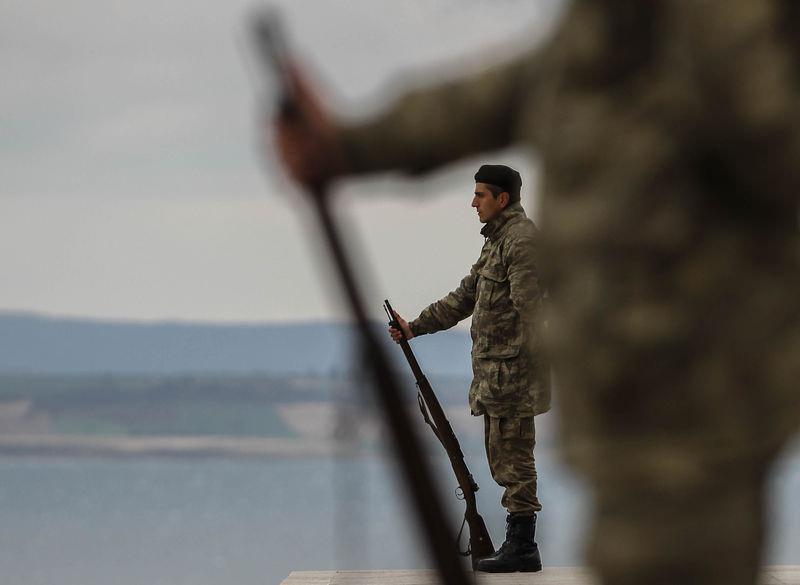 <p>Çanakkale Valisi Hamza Erkal, 2. Kolordu Komutanı Korgeneral Musa Avsever, Kültür ve Turizm Bakanlığı Müsteşar Yardımcısı Sefer Yılmaz ve Çanakkale Savaşları Gelibolu Tarihi Alan Başkanı Mehmet Gürkan provaları izledi ve tören alanında incelemelerde bulundu.</p>
<p> </p>