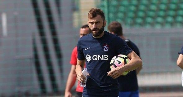 <p><strong>MUSTAFA YUMLU YUVADA KALDI</strong></p>
<p>Trabzonspor, Mustafa Yumlu ile yeni sözleşme imzaladı. Yumlu'ya 3 yıl için toplam 6,4 milyon TL ödeme yapacak.</p>