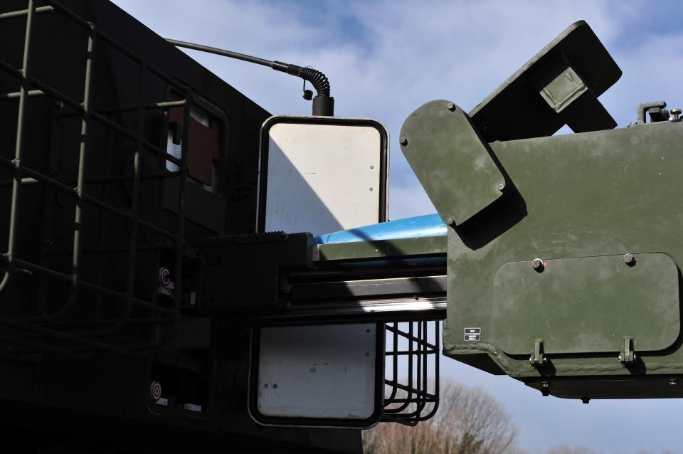 <p>Mühimmat Transfer Sistemi mühimmat ikmal noktasında mühimmatın hızlı ve kolay bir şekilde Mühimmat Aracına yüklenmesini; Mühimmat Aracı içinde mevzilere taşınan mühimmatın Fırtına Obüslerine otomatik şekilde aktarılmasını sağlar.</p>