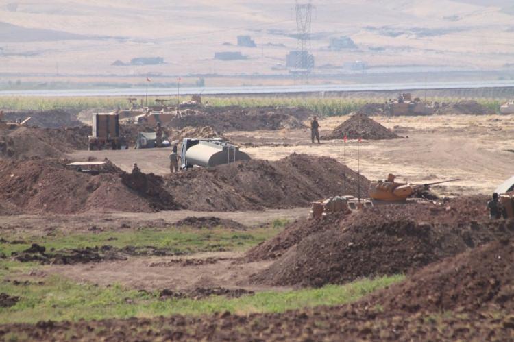 <p><strong>EN BÜYÜK ENDİŞE 1 MİLYON SİVİL HALK</strong></p>
<p>Bölgede halihazırda şehir ve kırsalda bir milyonu aşkın sivil insanın olduğunu ifade eden askeri kaynaklar, El Kaide’ye bağlı unsurların sivil halkı canlı kalkan olarak kullanmasından endişe ediyorlar.</p>