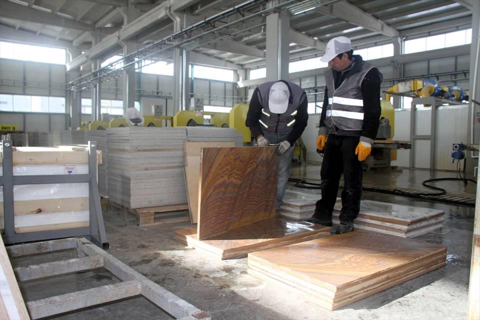 <p>Organize Sanayi Bölgesi'nde (OSB) 2012 yılında 18 bini kapalı, 65 bin metrekare alan üzerinde kurulu mermer fabrikasında üretilen 13 çeşit mermer, ülkedeki birçok büyük projede kullanıldığı gibi yurt dışında da tercih edilen ürün haline geldi.</p>
<p> </p>