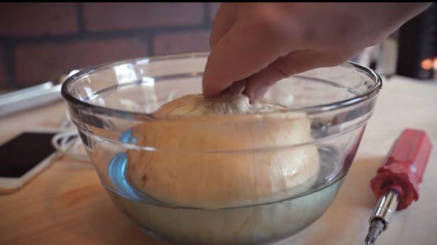 <p>Soğanı herhangibir enerji içeceğinin içine bırakıp yaklaşık yarım saat bırakıp kimyasal reaksiyona geçmesini bekliyorsunuz.</p>

<p> </p>
