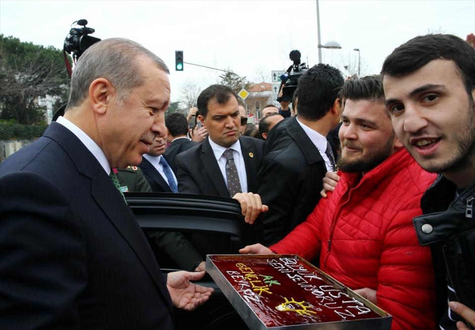 <p>"Bugüne kadar nasıl bu yolda yürüdüysek, bundan sonra da kararlı bir duruşla yürümeye devam edeceğiz. Allah'ın bizlere verdiği ömrü inşallah bu yolda tüketmekte kararlılığımız var. Bu kararlılığımızla sonuna kadar inşallah sürdüreceğiz. Bütün derdimiz, milletimizin dünya ülkeleri arasında en üst sıralara çıkmasıdır. Bütün derdimiz, aşkımız, ülkemizin muasır medeniyetler seviyesinin üstünde, en üstün bir yere inşallah ulaşmasıdır. Bu konuda kararlılığımız var. Bu konuda duamız ve temennimiz var. İşte bu konuda sizler varsınız. Hep beraber bu yolda yürümeye inşallah devam edeceğiz."</p>
<p> </p>