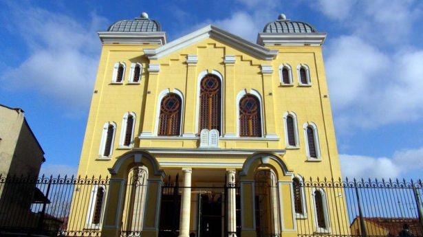 <p>II. Abdülhamid’in fermanıyla yapılan Edirne Büyük Sinagogu’nun restorasyonu bitti. Türkiye'nin en büyük sinagogu açılmak için gün sayıyor.</p>

<p> </p>
