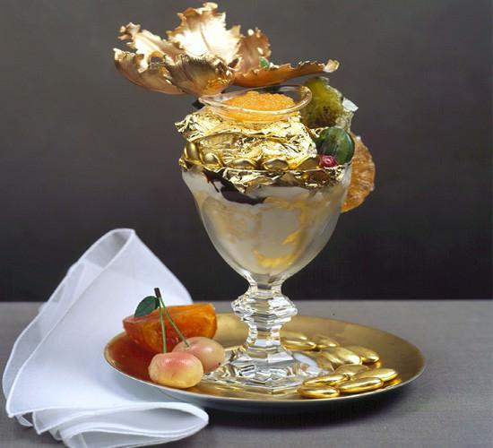 Serendipity 3 Dondurması - New York'ta bulunan Serendipity 3 restoranında servis edilen altın dondurma Guinness Rekorlar Kitabı'na "Dünyanın En Pahalı Dondurması" olarak geçti. 23 ayar yenebilir altın yaprağı , ender bulunan çikolata ve dondurmadan oluşan tatlı 1,000$ değerinde. Kristal kadehte 18 ayar altın kaşık ile beraber servis ediliyor.