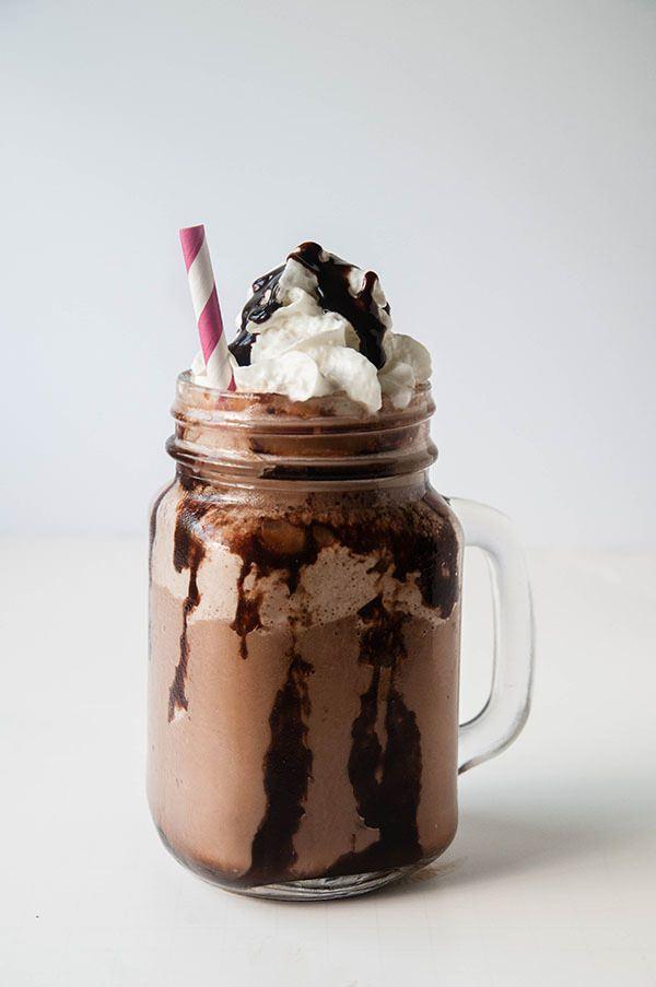 <p><strong>Mocha Frappuccino</strong><br />
<br />
Espresso, kremalı süt ve kakao karışımı ile yapılır. Soğuk tüketilir. </p>