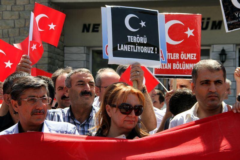 <p><strong>Elazığ</strong><br />
Elazığ'da, 80 sivil toplum kuruluşunun katılımıyla oluşturulan Elazığ Sivil Toplum Kuruluşları Platformu, Hakkari ve Iğdır'daki terör saldırılarını lanetledi. Elazığ Öğretmenevi önünde bir araya gelen ellerinde Türk bayrakları ve dövizler taşıyan grup, "Şehitler ölmez, vatan bölünmez", "Polise uzanan eller kırılsın" ve "Kahrolsun PKK" sloganları attı.</p>