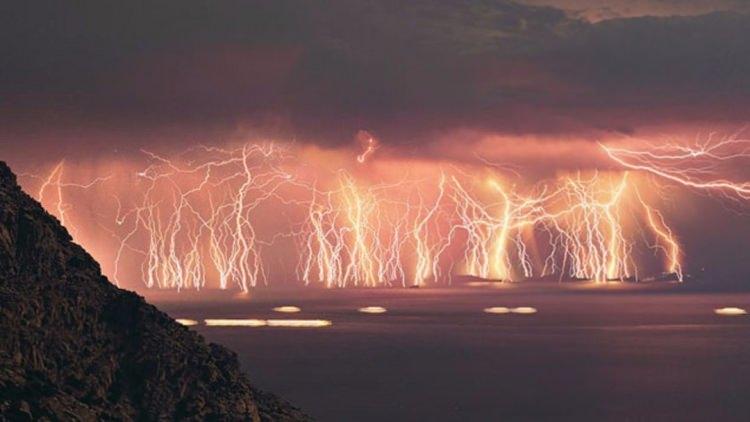<p>Relámpago Del Catatumbo (Dinmeyen Fırtına)</p>
<p>Dünyada eşi benzeri olmayan bir doğa olayı. Venezuela’da catatumbo nehri ile marakaibo gölü’nün buluştuğu yer üzerinde oluşan bulutların çarpışması sonucu şimşek fırtınası meydana geliyor. 5 kilometre yüksekte oluşan yüksek voltaj nedeniyle yılda 140-160 gece boyunca, her gece 10 saat süreyle şimşekler çakıyor. Şimşekler bazen saatte 280 kez tekrarlanıyor. Bölgede, şiddeti 400 bin amper olmak üzere yılda ortalama 1 milyon 176 bin elektik boşalma meydana geliyor. Bu nedenle bölge dünyada ozon oluşturan tek yer olarak geçiyor. İnanılmaz ‘şimşek fırtınası’ ise 400 kilometre mesafeden izlenebiliyor. Gemiler bile yön tayin etmekte şimşekleri kullanıyor.</p>