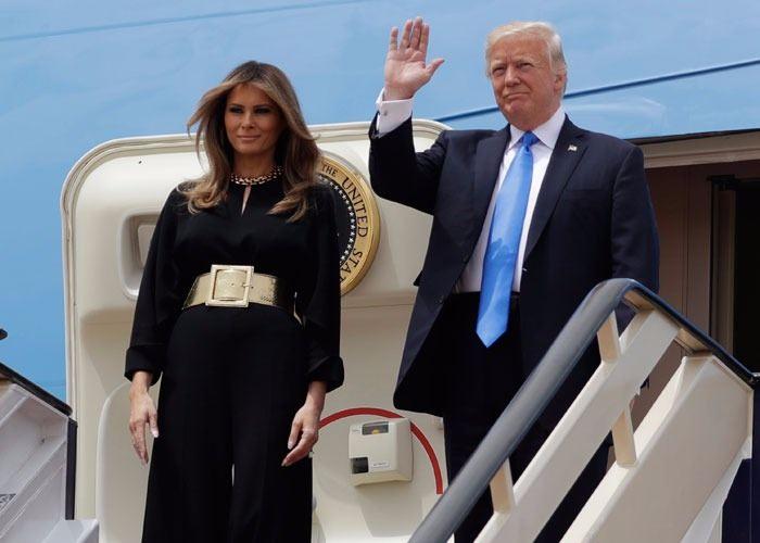 <p>Melania Trump başı açık bir şekilde ancak vücudunun geri kalan kısmnıı kapatacak şekilde siyah ve uzun bir tulum giydi.</p>
