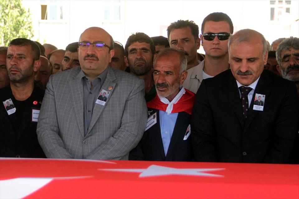 <p>Van'ın Çaldıran ilçesinin Tendürek Dağı bölgesinde şehit düşen Jandarma Uzman Onbaşı Süleyman Budak'ın cenazesi, memleketi Elazığ'da son yoluculuğuna uğurlandı. Şehidin naaşı İzzetpaşa Camisi'nde kılınan cenaze namazının ardından Salkaya köyüne bağlı Yılangeçiren mezrasında toprağa verildi. Şehit babası Veysel Budak (solda) ve kardeşleri tören boyunca büyük üzüntü yaşadı.</p>
