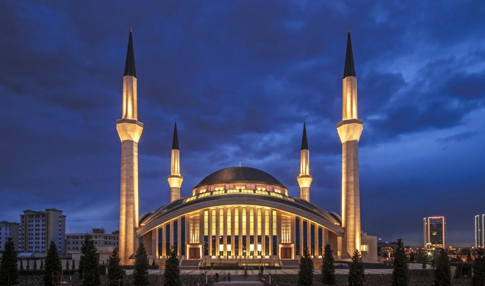 <p>Diyanet Ahmet Hamdi Akseki Camii</p>
