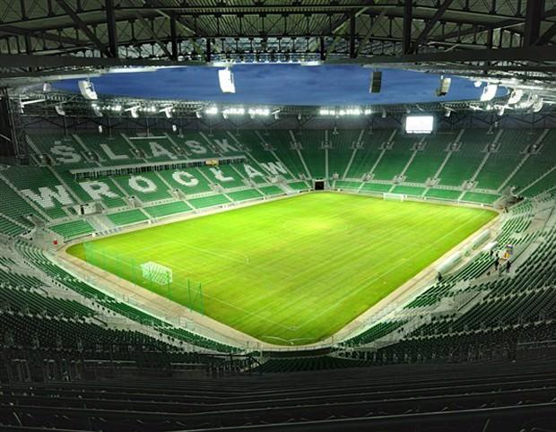Gotik mimarisiyle dikkati çeken 633 bin nüfuslu Wroclaw kentinde yer alan stat, 40 bin kişi kapasiteli. Slask Wroclaw takımının maçlarını oynadığı stat, 2011 yılının Eylül ayında açıldı.17 Eylül 2011'de George Michael'in verdiği konserle açılan stat, bir hafta sonra dünya ağırsıklet boks şampiyonluğu maçına evsahipliği yaptı.Sleza Nehri yakınlarındaki stat, kente tramway hattıyla bağlı. Statta konferans salonları, fitness merkezi, kumarhane ve müze bulunuyor.