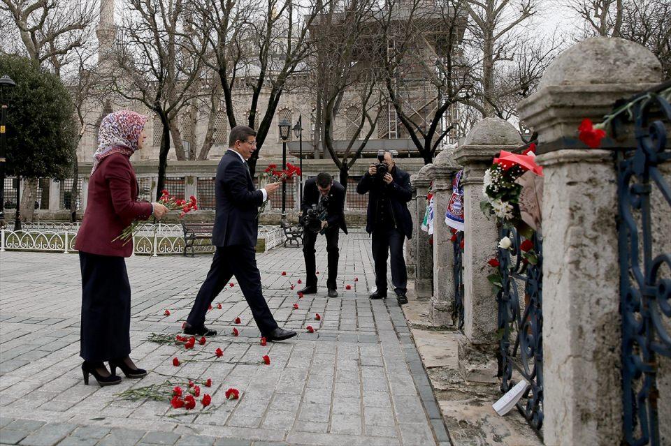 <p>Başbakan Davutoğlu, kanlı terör saldırısının gerçekleştiği Sultanahmet Meydanı'na geldi. Eşi ile birlikte karanfil bıraktı.</p>

<p> </p>
