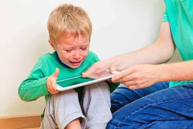 <p><strong> Yaş sınırı koyun</strong></p>
<p>Uzmanlara göre altı yaşından önce çocukları bilgisayar, laptop, tablet ve akıllı telefon ile tanıştırmamak gerekiyor.</p>