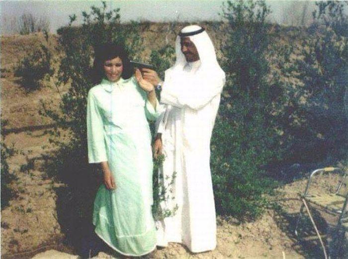 <p>Gelecekteki eşiyle şakalaşan Saddam Hüseyin'in genç hali...</p>
