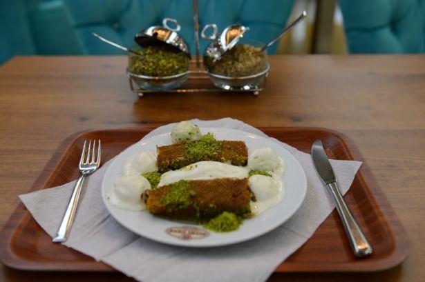 <p>Diyarbakır'ın geleneksel tatlısı "burma kadayıf" ramazan ayında iftar sofralarının vazgeçilmezleri arasında yer alıyor.</p>
