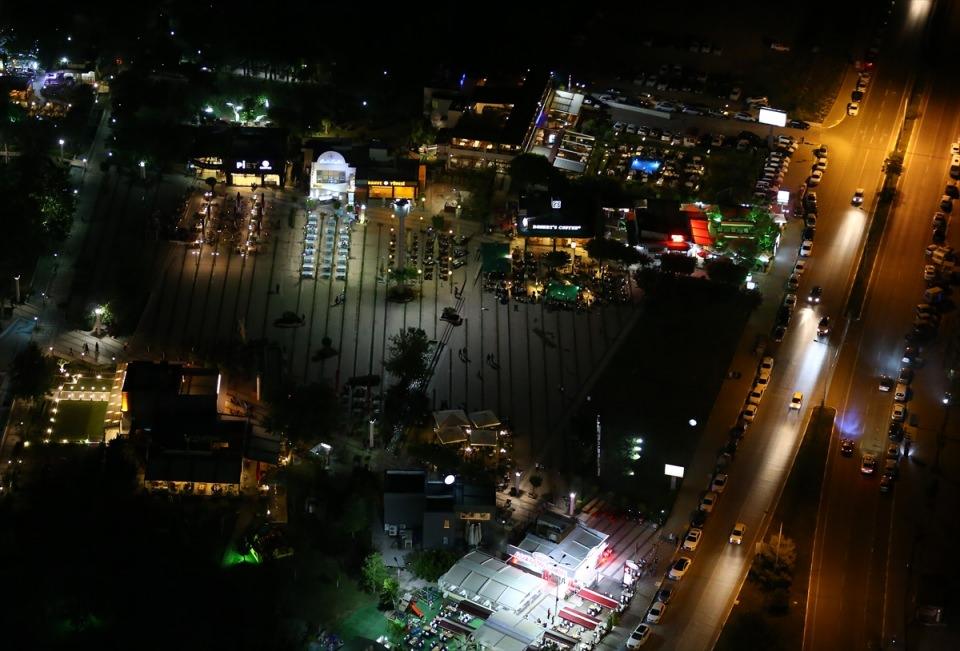 <p><strong>"Gayet etkiniz ve iddialıyız"</strong></p>

<p>Helikopterin birinci pilotu 1. sınıf Emniyet Müdürü Hüsnü Rasim Ergelen ise ihtiyaç olan her noktada yerdeki birimlere destek verdiklerini vurguladı. Ergelen, polisin uygulama yaptığı noktalardan Ankara'daki harekat merkezine interaktif şekilde görüntü geçtiklerini ifade etti.</p>
