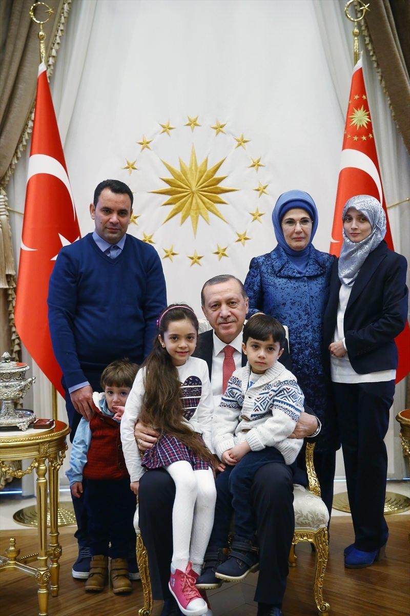 <p>Cumhurbaşkanı Erdoğan, minik Bana'yı Cumhurbaşkanlığı Külliyesi'nde ağırladı.</p>
<p> </p>