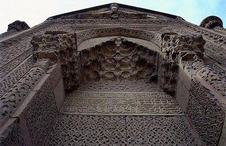 <p>İnanç, doğa, termal, dağ turizmi ve barındırdığı tarihi eserleriyle önemli bir potansiyeli olan Niğde'yi ziyaret etmek isteyen turistler, kentte en az 2 gün geçirmeli. Kent merkezindeki Niğde Kalesi ve kale içinde bulunan Alaattin Camii, mutlaka görülmesi gereken yerlerden. Caminin giriş kapısında gölge ile beliren kadın başı figürü, buraya gelen turistlerin ilgisini çekiyor.</p>

<p> </p>
