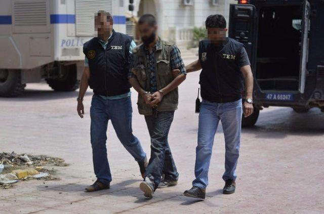 <p>Mardin'in Nusaybin ilçesinde teröristlere yönelik operasyon sürerken teslim olan 6'sı kadın 25 örgüt üyesi, emniyete sevk edildi.</p>
<p> </p>