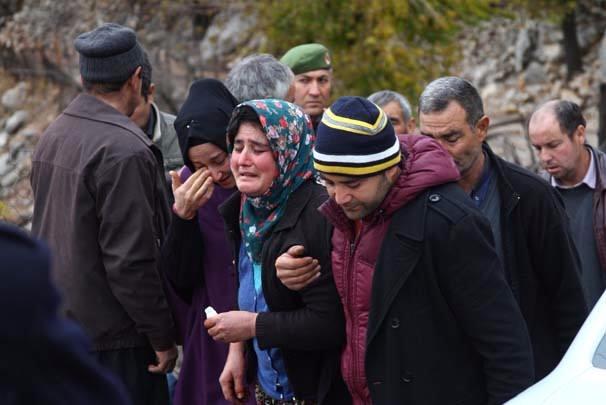 <p>Kışlak'ta toprağa verilecek 3 öğrencinin cenazesi ile Karahan'a  defnedilecek öğrencinin naaşı da zorlu yolculuğun ardından yerleşim yerlerine  getirildi.</p>

<p> </p>
