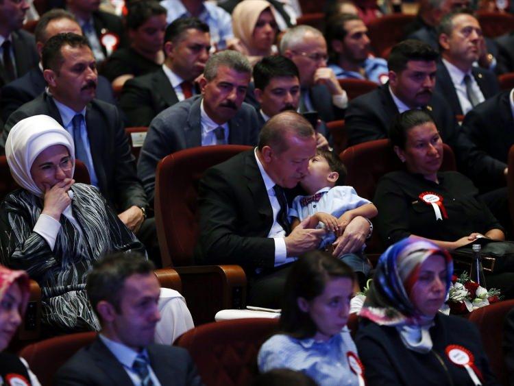 <p>Cumhurbaşkanı Recep Tayyip Erdoğan, Beştepe Millet Kongre ve Kültür Merkezi'nde düzenlenen 15 Temmuz Şehitleri Anma Programı'na katıldı. Cumhurbaşkanı Erdoğan ve eşi Emine Erdoğan, programa katılan şehit ve gazi aileleri ile yakından ilgilendi.</p>