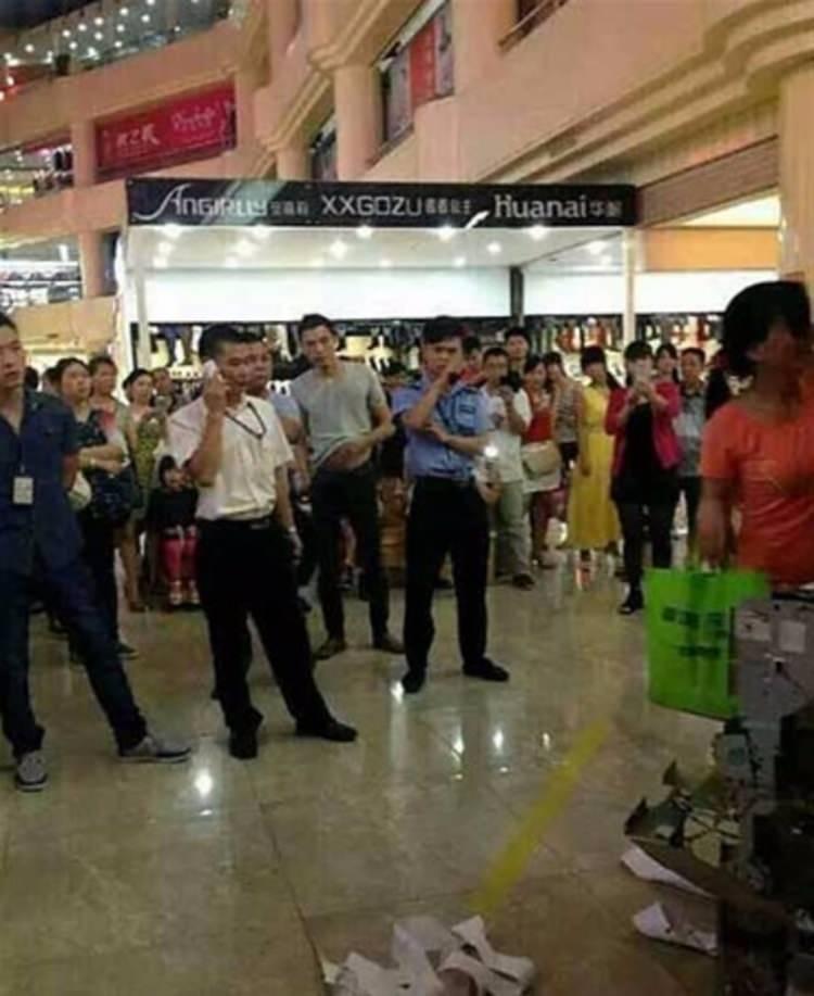 <p>Kartını kurtarmak için ATM'yi parçalayan kadın, çevredekilere aldırış etmeden kartını kurtarmaya çalıştı...</p>
