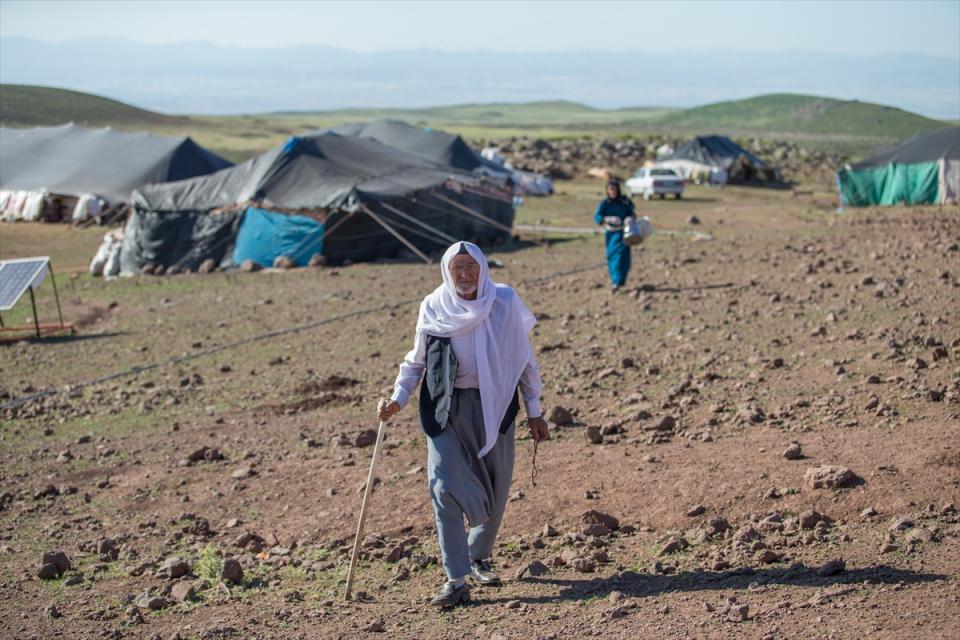 <p>Hore Çetin (65) de göçerliğin zahmeti bir iş olduğunu ancak bu duruma alıştıklarını söyledi.</p>
