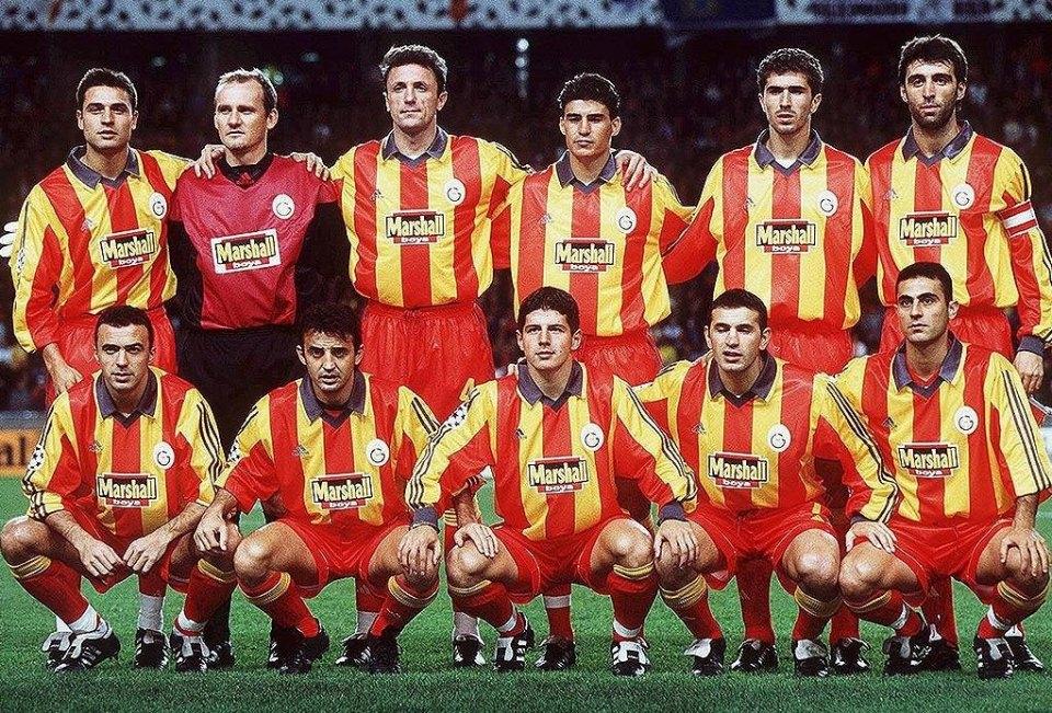 <p><strong>Galatasaray (1999-2000)</strong></p>

<p>1999-2000 sezonunda, teknik direktör Fatih Terim yönetiminde UEFA Kupası’nda, Süper Lig’de ve Türkiye Kupası’nda şampiyon olan Galatasaray. Fotoğraftaki kadro Hertha Berlin ile deplasmanda oynanan Şampiyonlar Ligi maçının onbiri. Sarı-kırmızılı ekip, bu maçı 4-1, sahasındaki Milan karşılaşmasını da 3-2 kazanarak grubunu 3.bitirmiş ve yoluna UEFA Kupası’nda devam etmişti. Galatasaray bu kupada finale yükselmiş ve Arsenal’i penaltılarla devirerek futbol tarihimizde bir ilki gerçekleştirmişti.</p>

<p>Soldan sağa</p>

<p>Ayaktakiler: Fatih Akyel, Claudio Taffarel, Gheorghe Popescu, Capone, Ahmet Yıldırım, Hakan Şükür.</p>

<p>Oturanlar: Arif Erdem, Suat Kaya, Emre Belözoğlu, Okan Buruk, Hasan Şaş.</p>

