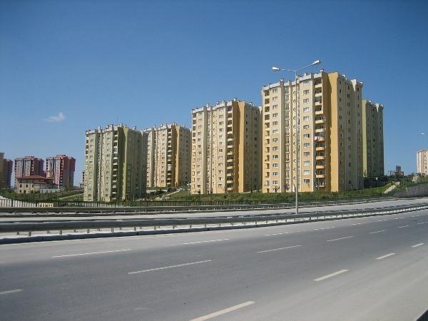 <p><strong>Başakşehir</strong><br />
2 yıl önce: 1.960 TL/m²<br />
Şimdi: 2.788 TL/m²</p>
