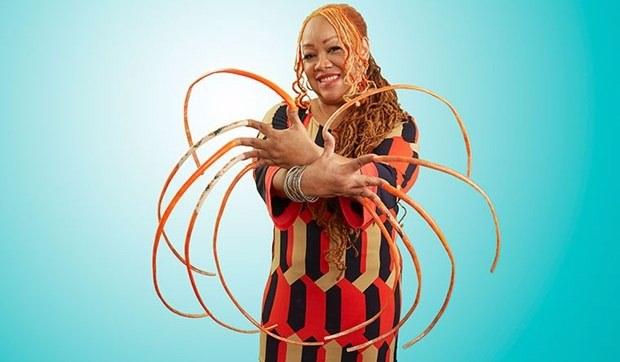 <p>Dünyanın en uzun tırnaklı kadını rekoru Amerikalı Ayanna William'a ait. Tırnaklarının toplam uzunluğu 576.4 cm.</p>
