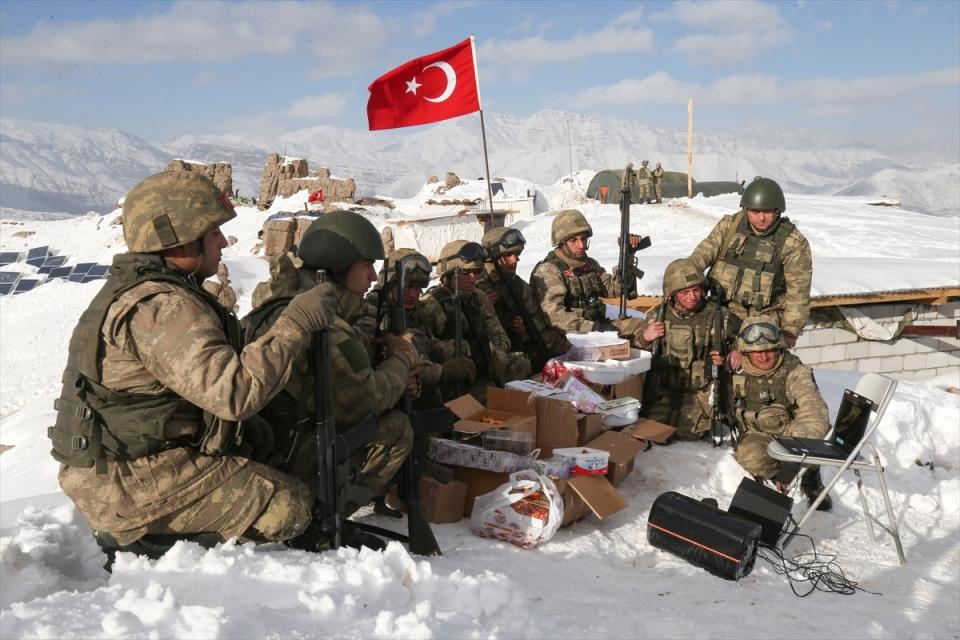 <p>Bursa'nın Yıldırım ilçesindeki Selçuk Hatun Ortaokulu 5/M sınıfı öğrencileri, sınırda terörle mücadele görevi yürüten askerlere, Yerli Malı Haftası etkinlikleri kapsamında hazırlanan yiyecekler ile duygu dolu sözlerin bulunduğu mektup ve şiirler göndererek destek verdi.</p>
<p> </p>