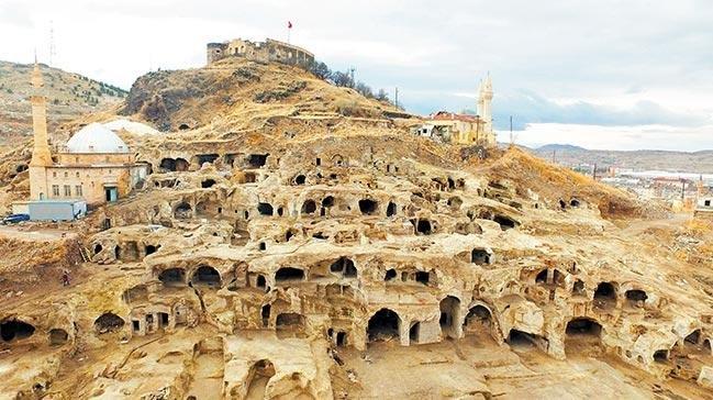 <p>TOKİ'nin Nevşehir ilçesinde yapılan toplu konut çalışmaları sırasında bulunan yeraltı şehri heyecan yaratmıştı. Bölgedeki kazı çalışmalarının ilerlemesiyle birlikte yeraltı şehrinin tüm detayları ortaya çıkmaya başladı. TOKİ yeraltı şehrinin bulunmasının ardından 90 milyon TL'lik yatırımını durdurmuştu. Fotoğrafta yeraltı şehrinin tamamen ortaya çıkmış halini görüyorsunuz.</p>
<p> </p>