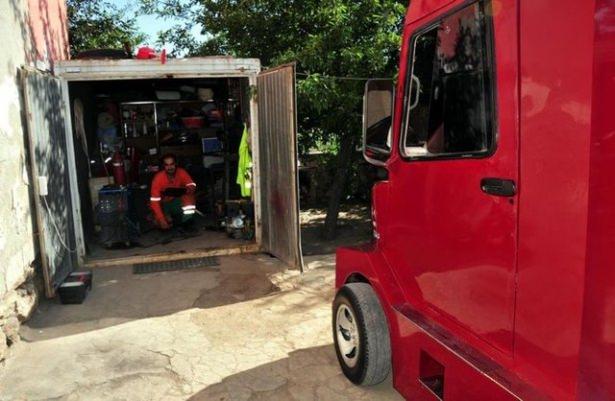 <p>Van'ın Tuşba ilçesinde yaşayan İsmail Mescioğlu, Murat 131 marka otomobili hurda malzemeler kullanarak 6 metrelik TIR'a dönüştürdü. İlçeye bağlı Abdurrahman Gazi Mahallesi'nde oturan ve servis şoförlüğü yapan Mescioğlu'nun kendi imkanlarıyla evinin bahçesinde yaptığı mini TIR, vatandaşların ilgi odağı oldu.</p>